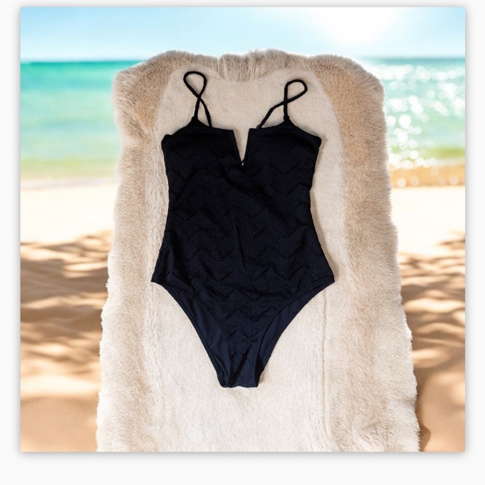 NWT  Black Crochet V-Notch One Piece Swimsuit
-Sz M-Gorgeous!! Flattering ☀️🖤​ - Picture 7 of 10